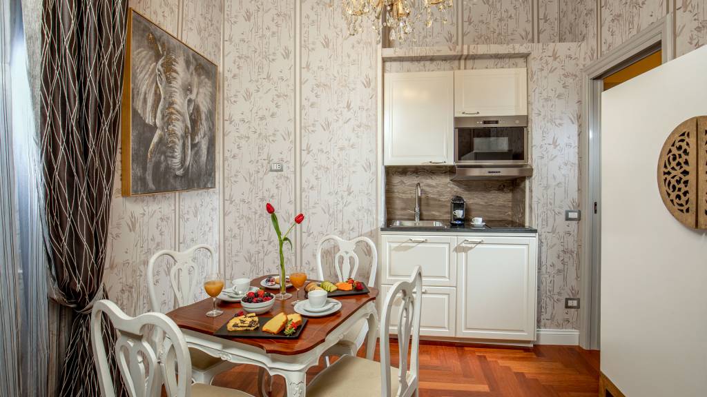 00666GuestHouse-Bocca-di-Leone-Luxury-Suites-Roma